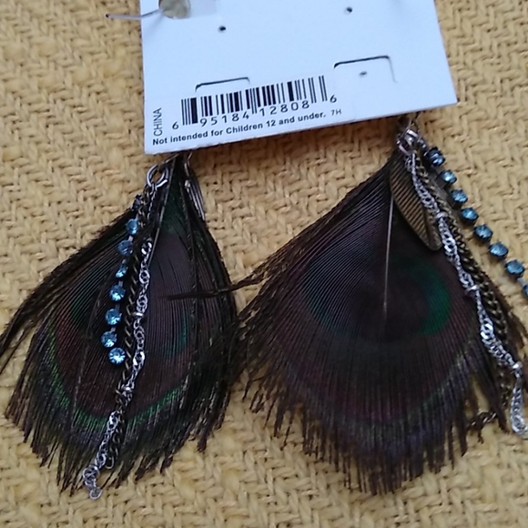 Unique Boho vibe feathered earrings - Picture 4 of 5